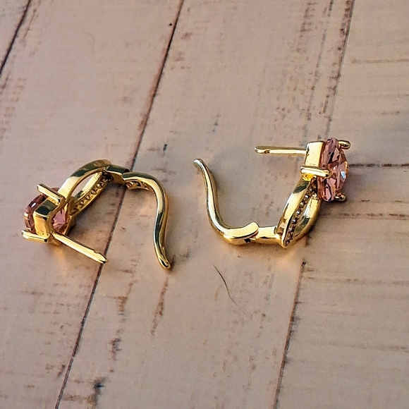 💥 Pretty Bird Sweetheart Huggie Earrings – Gold-Plated with Pink Crystal Charm - Picture 7 of 8